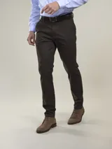 Pantalón de vestir marrón oscuro, de calce comfort, confeccionado en tejido sateen con algodón y spandex.