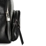 Mochila negra de poliéster con textura símil cuero graneado. Tiene un compartimento principal con cierre, un bolsillo interno con cierre, un bolsillo interno abierto y un bolsillo externo con cierre. Las correas son regulables y los herrajes son plateados.