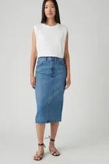 Falda midi de jean azul con corte recto y abertura trasera.
