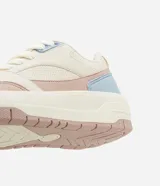 Championes de plataforma color crema con detalles en rosa y celeste.
