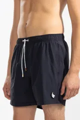 Short de baño azul marino con bordado de enredadera en la pierna izquierda, cintura elástica con cordón ajustable, bolsillos laterales y bolsillo trasero con cierre.