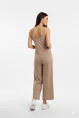 Mono largo color verde oliva, de breteles finos, escote en V y corte holgado.