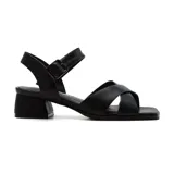 Sandalias negras de vestir con taco cuadrado y tiras cruzadas sobre el empeine.