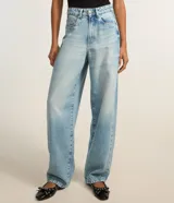 Pantalón baggy de jeans celeste con trabillas en la cintura, cierre tradicional y bolsillos. Corte holgado y de tiro alto.