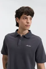 Chomba gris con textura tipo waffle, corte regular y logo bordado en el pecho.