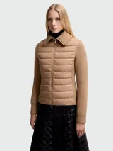 Cárdigan color beige con cierre frontal, mangas largas de punto acanalado y cuerpo acolchado con patrón horizontal.