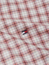 Camisa de cuadros pequeños en tonos rojos y blancos, confeccionada en algodón orgánico elástico, con cuello y cierre de botones.