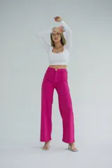 Pantalón de jeans color beige de pierna ancha, con costura delantera moderna y elegante, confeccionado en mezcla de algodón y elastano.
