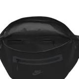 Riñonera negra con logo Nike en el frente.