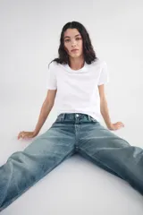 Camiseta blanca de cuello redondo y manga corta.