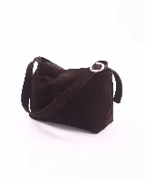 Bolso marrón de cuero con textura, tipo shopper, con correa regulable para usar al hombro o cruzada. Tiene un bolsillo espacioso con cierre que divide el interior en tres compartimentos.