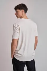 Remera color crema de corte recto y manga corta.