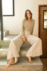 Pantalón de lino color beige, de tiro medio y corte wide leg.