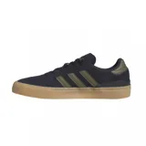 Championes Adidas Busenitz Vulc II, color azul marino con detalles en verde militar y suela color caramelo. Zapatillas de skate de caña baja con exterior de gamuza, las 3 tiras clásicas de Adidas en los laterales y refuerzo Adituff en la puntera para mayor resistencia al desgaste.