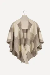 Ruana confeccionada con una mezcla de telas diseñadas exclusivamente por Don Baez. Tiene terminación de crochet hecho a mano.