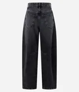 Pantalón de jean azul oscuro, corte barrel, con cintura con trabillas, cierre con botón y cremallera, bolsillos delanteros y traseros, y recortes en las rodillas y el bajo.