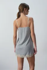 Camisón corto gris con textura acanalada, breteles finos y detalles de encaje color crema en escote y ruedo.