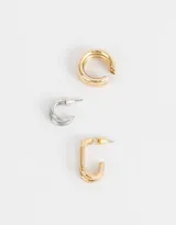 Set de tres aros de metal: dos argollas con cierre a presión, una dorada y otra plateada, y un earcuff dorado chunky.