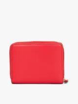 Billetera roja Tommy Hilfiger con cierre de cremallera y monograma TH metálico dorado.