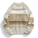 Sweater tejido de punto con rayas horizontales en tonos beige y blanco. Tiene cuello redondo y corte holgado.