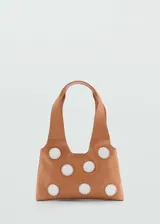 Bolso tipo shopper color marrón claro con apliques de círculos blancos y doble asa corta.