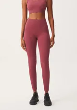 Calza deportiva larga color lila con textura acanalada.