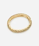 Pulsera rígida dorada con textura y cierre de mola.