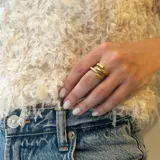 Anillo de bronce dorado con diseño geométrico.