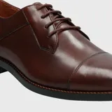 Zapato de vestir formal de cuero color marrón con cordones.