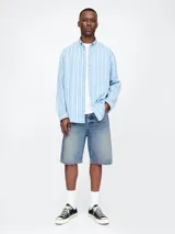 Bermuda de jean de hombre, color azul oscuro.