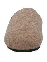 Pantufla cerrada de fieltro color marrón claro, con interior de corderito sintético y suela de goma.