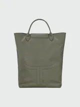 Bolso tote Longchamp modelo Le Pliage Xtra Boots Bag, color verde oliva con logo de jinete bordado en negro.