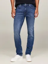 Pantalón jean de corte recto entallado, color azul con efecto desteñido en los muslos.