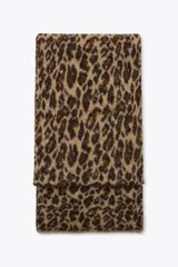 Bufanda rectangular de lana y alpaca con estampado de leopardo en tonos beige y marrón.