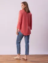Blusa celeste texturada marca Ninety, con cuello a la base, escote en V y abertura central con botones. Delantera con bolsillo y mangas tres cuartos regulables con presilla y botón.
