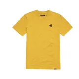 Remera color mostaza con logo de la marca Etnies estampado en el pecho.