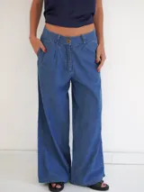 Pantalón de denim celeste de corte amplio, con bolsillos laterales y botón de nácar.