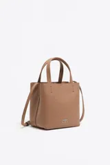 Bolso de mano negro Bimba y Lola modelo Chihuahua S, fabricado en piel regenerada con piezas de metal. Cuenta con asa regulable de piel, cierre con cinta de piel, logo metálico BIMBA Y LOLA, acabados metálicos, bolsillo interior con cierre de cremallera e interior con logo grabado.
