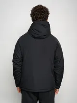 Campera corta de abrigo Umbro Crafted Pro, color negro con paneles laterales en gris. Presenta capucha con cordón ajustable, cierre frontal completo y logo de la marca bordado en el pecho.
