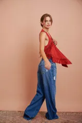 Chaleco rojo ladrillo de gamuza con flecos.