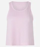 Musculosa deportiva de microfibra ligera color rosa, con escote en U y diseño perforado para mejorar la ventilación.