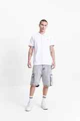 Bermuda de jean azul con efecto lavado, corte recto y bolsillos cargo laterales.