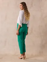 Pantalón de vestir color turquesa, marca Zac & Rachel, corte recto y largo al tobillo.