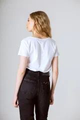 Camiseta negra de algodón orgánico con cuello en V y logo bordado en el pecho.