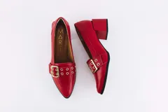 Zapato de cuero rojo con taco cuadrado y detalle de hebilla dorada.