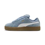 Championes Puma Suede XL celestes con franja lateral blanca y suela marrón.
