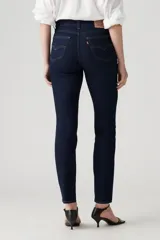 Jeans de tiro alto color azul oscuro, ajustados en cadera y muslos, con pierna recta y cierre de cremallera.