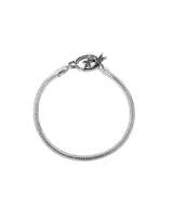 Pulsera de eslabones plateada con cierre de gancho con forma de óvalo y dos estrellas.