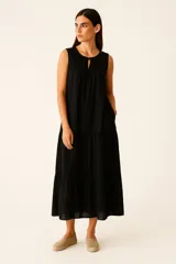 Vestido midi negro de lino con cordón en el escote.