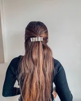 Broche ondulado de metal para el cabello, ideal para sujetar peinados.